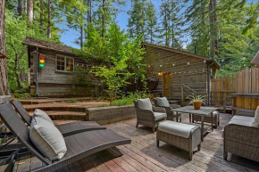 Log-Cabin Home Retreat - Walk to Restaurants Trails Hiking & Biking